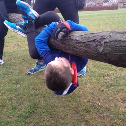 Bootcamp met kinderen hangen aan boomstam